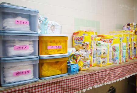 千葉市中央区の新宿保育所に保管された、定額で使い放題になる紙おむつなど＝１１月