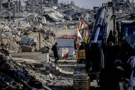 １日、パレスチナ自治区ガザの難民キャンプで続くイスラエル人人質の遺体の捜索活動（ゲッティ＝共同）