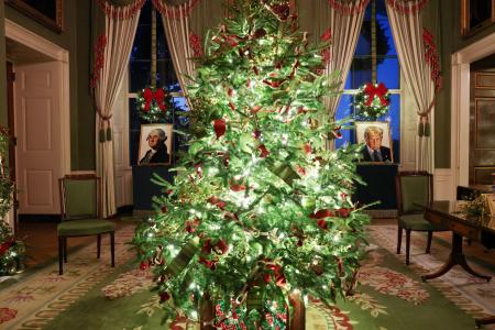 米ホワイトハウスのクリスマスの装飾＝１日、ワシントン（ゲッティ＝共同）