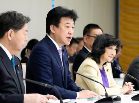 租税特別措置と補助金の見直しに関する関係閣僚会議の初会合で、発言する木原官房長官（中央）。奥は片山財務相＝２日午前、首相官邸