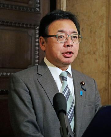 記者会見する上野厚労相＝２日午前、国会