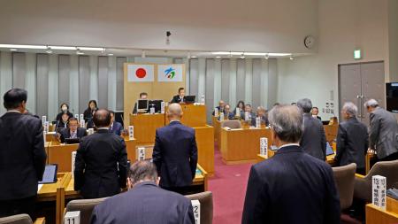 　松尾佳昭町長への問責決議を可決した佐賀県有田町議会＝２日午前