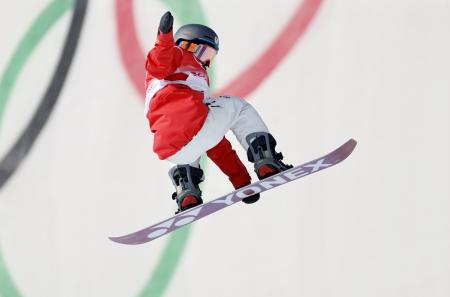 ２０２２年北京五輪のスノーボード女子ＨＰで銅メダルを獲得した冨田せな（共同）