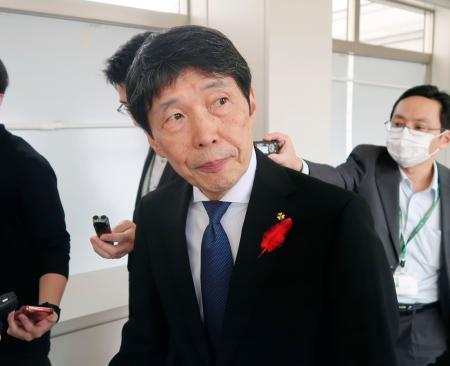 記者団の取材に応じる群馬県の山本一太知事＝２日午後、前橋市