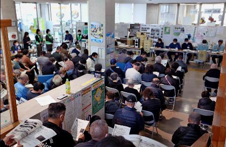 大分市佐賀関で避難者を対象に開かれた説明会＝２日午後（大分市提供）