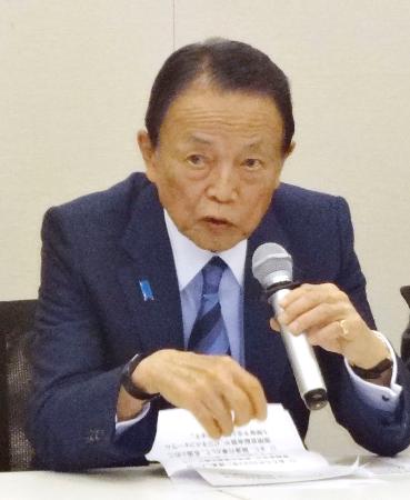 自民党の「日本・中央アジア諸国友好議員連盟」総会であいさつする麻生副総裁＝２日午後、国会
