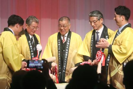 野球殿堂入りを祝う会で鏡開きをする掛布雅之さん（中央）ら＝２日、大阪市