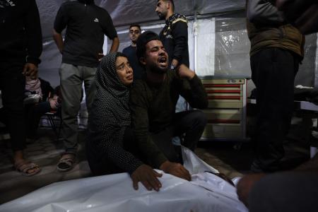 ２日、イスラエル軍の攻撃による犠牲者を悼む人たち＝ガザ北部ガザ市（ゲッティ＝共同）