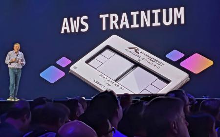 最新のＡＩ向け半導体について説明する米アマゾン・コムの幹部＝２日、米ラスベガス（共同）