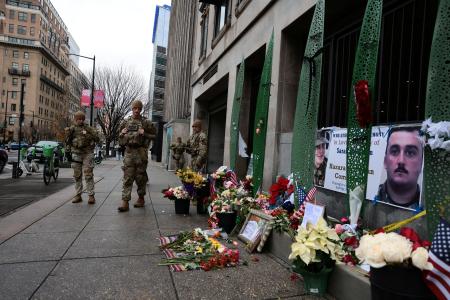 ２日、米ホワイトハウス近くに設けられた、銃撃された州兵を追悼する場所＝ワシントン（ロイター＝共同）