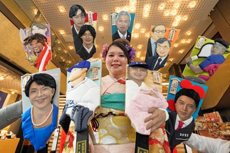 　今年話題となった人物を描いた「変わり羽子板」。高市早苗首相（手前左）、ドジャースの大谷翔平選手（中央右）や山本由伸選手（同左）らがモデルに選ばれた＝３日午前、東京都台東区