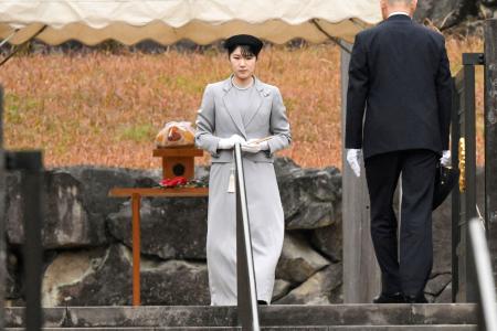 昭和天皇の武蔵野陵を参拝された愛子さま＝３日午前、東京都八王子市（代表撮影）