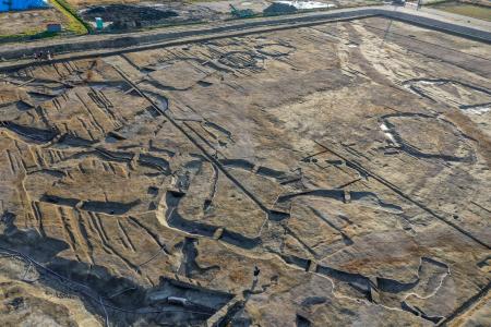 奈良県御所市の出屋敷北十三遺跡で見つかった方形周溝墓群（奈良県立橿原考古学研究所提供）