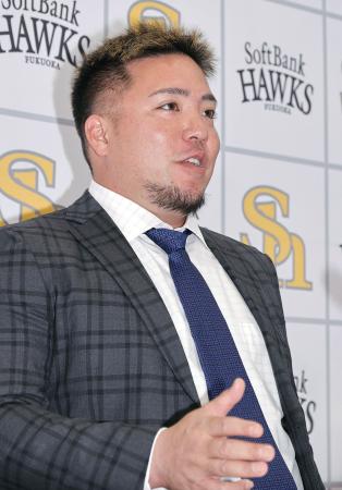 契約更改を終え、記者会見するソフトバンク・山川＝みずほペイペイドーム