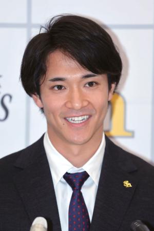 　契約更改を終え、記者会見するソフトバンク・柳町＝みずほペイペイドーム