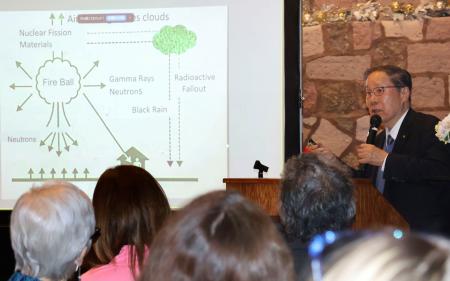 市民に向けて原爆被害の説明をする被爆者で医師の朝長万左男さん＝２日、米ロスアラモス（共同）