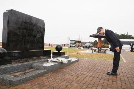 東京電力福島第１原発を視察し慰霊碑に献花した警察庁の楠芳伸長官＝３日午後、福島県浪江町