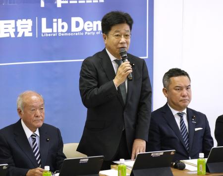 自民党の政治制度改革本部などの合同会議であいさつする加藤勝信本部長（中央）＝３日午後、東京・永田町の党本部