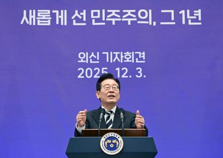 記者会見する韓国の李在明大統領＝３日、ソウル（共同）
