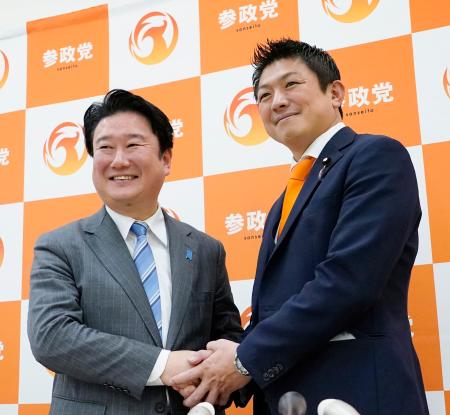 記者会見で握手する参政党の神谷代表（右）と和田政宗氏＝３日午後、国会