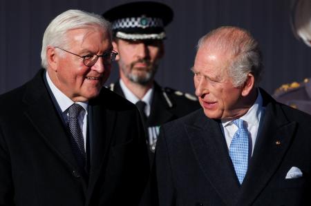 歓迎式典に出席するドイツのシュタインマイヤー大統領（左）とチャールズ国王＝３日、英ロンドン郊外のウィンザー（ロイター＝共同）
