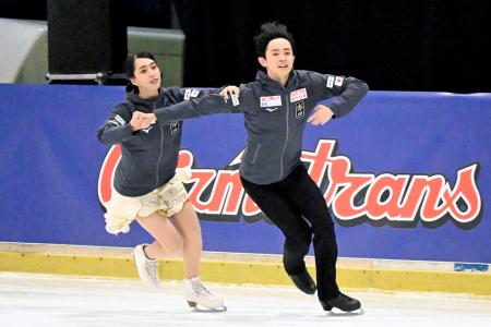 公式練習で調整するアイスダンスの櫛田育良（左）、島田高志郎組＝ザグレブ（共同）