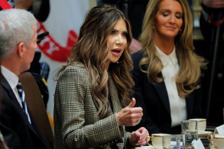 米国のノーム国土安全保障長官＝２日、ワシントン（ロイター＝共同）