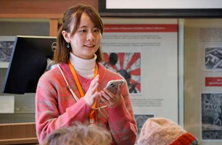 自身が企画した、平和に関し議論するワークショップで話す山西咲和さん＝３日、米ニューメキシコ州アルバカーキ（共同）