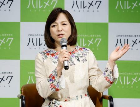 記者発表会に登場したいとうまい子＝４日、東京都千代田区