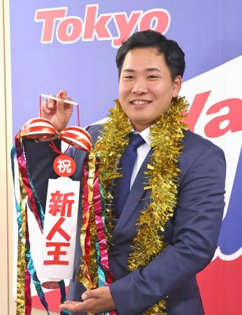 契約交渉を終え、ポーズをとるセ・リーグ新人王のヤクルト・荘司＝４日、東京都内