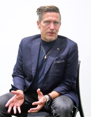 取材に応じるニールセン監督＝４日、千葉市内