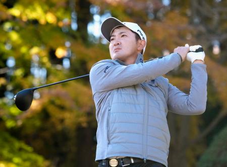 第１日、５番でティーショットを放つ金谷拓実。２アンダーで５位＝東京よみうりＣＣ