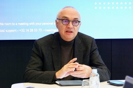 取材に応じるアイメックのルク・ファンデンホーブＣＥＯ＝４日、ベルギー・ルーベン（共同）