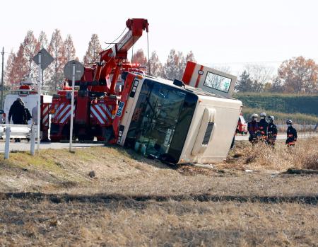 横転した専門学校の送迎バス＝５日午後０時１５分、埼玉県吉見町