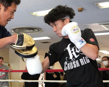 練習を公開したＷＢＡライトフライ級王者の高見亨介＝東京都新宿区の帝拳ジム