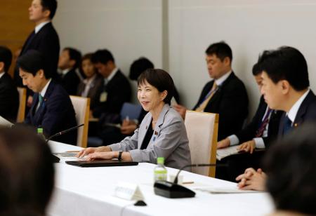 経済財政諮問会議であいさつする高市首相（中央）＝５日夜、首相官邸