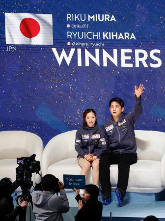 3年ぶりの優勝を果たし、喜ぶペアの三浦璃来(左)、木原龍一組=IGアリーナ