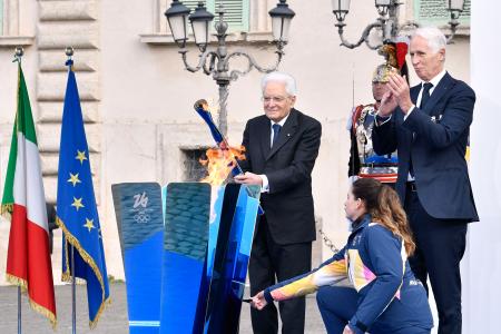 記念式典で聖火を点火するイタリアのマッタレッラ大統領。聖火リレーにはミラノで行われる開会式まで約１万人が参加する＝５日、ローマ（共同）