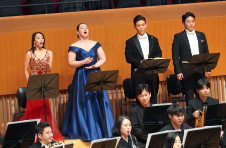 ５日、「第九」のコンサートに向けてリハーサルする西尾舞衣子さん（左端）と谷口睦美さん（左から２人目）＝ソウル（共同）