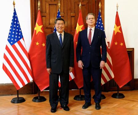 中国の何立峰副首相（左）と米国のベセント財務長官＝９月、スペイン・マドリード（新華社＝共同）