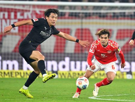 競り合うボルシアＭＧの町野（左）とマインツの佐野海＝マインツ（共同）