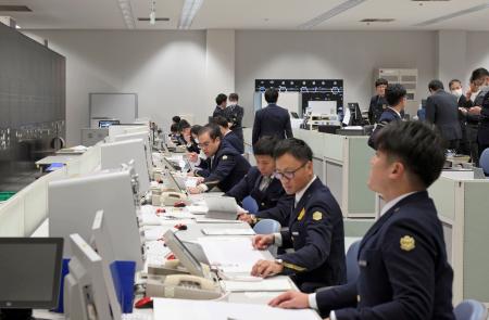 報道機関に公開された東海道・山陽新幹線の第２総合指令所＝６日午前、大阪市内