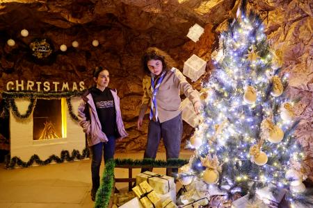 自爆テロが起きた教会で展示されたクリスマスツリー＝４日、シリア・ダマスカス（共同）