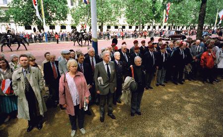 　上皇ご夫妻（当時天皇、皇后両陛下）のパレードに背を向けて沿道に並ぶ元旧日本軍捕虜ら＝１９９８年５月、ロンドン（共同）