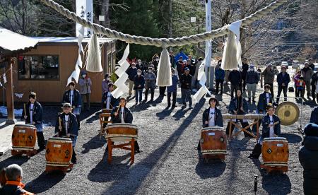 山津見神社の例大祭で披露された「虎捕太鼓」＝６日午前、福島県飯舘村