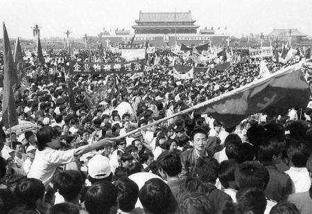 1989年5月4日、北京の天安門広場で集会をする学生ら
