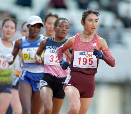 女子１万メートル　自己ベストの３０分５４秒４０で日本勢トップの３位に入った田中希実（右端）＝ヤンマースタジアム長居