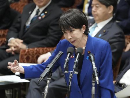 衆院予算委で立憲民主党の岡田克也氏の質問に答弁する高市早苗首相。「台湾有事」を巡り、安全保障関連法の規定で集団的自衛権の行使が可能となる「存立危機事態」に当たるかどうか問われ、状況次第で該当するとの見解を示した＝２０２５年１１月７日