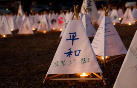 熊本地震の犠牲者を追悼するイベントで明かりがともされた灯籠＝６日夕、熊本県南阿蘇村