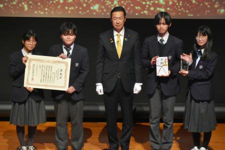 　地方創生担当大臣賞に選ばれた奈良県立青翔高校チームのメンバー。中央は黄川田地方創生相＝６日午後、東京都千代田区